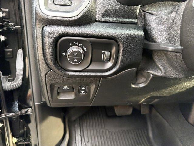 2021 RAM 1500 Big Horn Crew Cab 4x4 5'7" Box