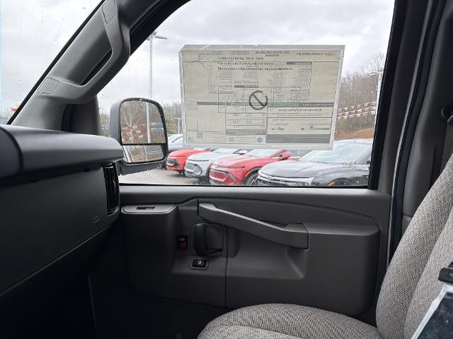 2025 Chevrolet Express Passenger 3500 1LS