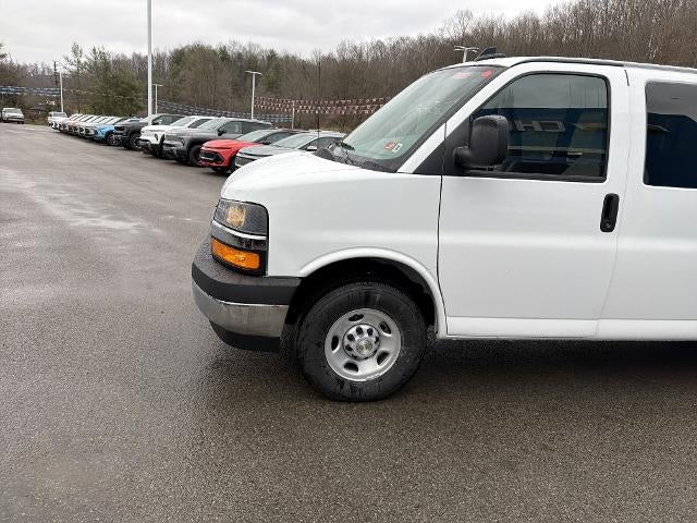 2025 Chevrolet Express Passenger 3500 1LS