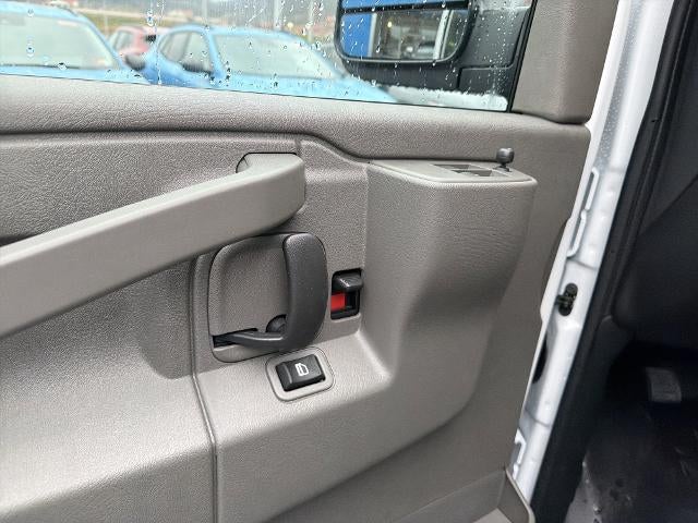 2025 Chevrolet Express Passenger 3500 1LS