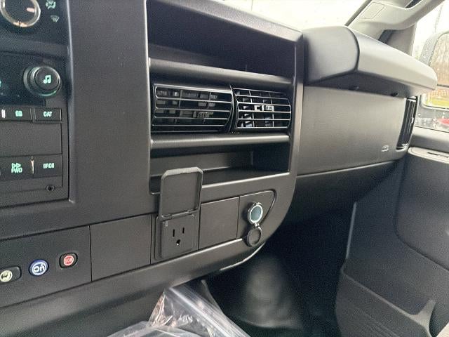 2025 Chevrolet Express Passenger 3500 1LS