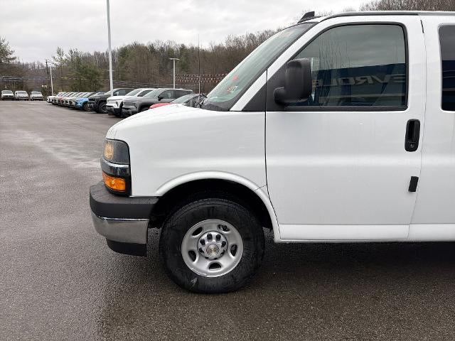 2025 Chevrolet Express Passenger 3500 1LS