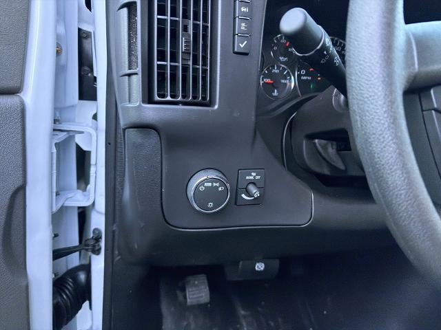 2025 Chevrolet Express Passenger 3500 1LS