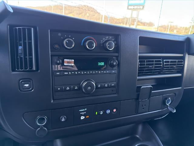 2025 Chevrolet Express Passenger 3500 1LS