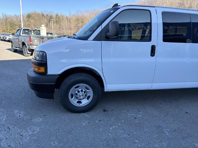 2025 Chevrolet Express Passenger 3500 1LS